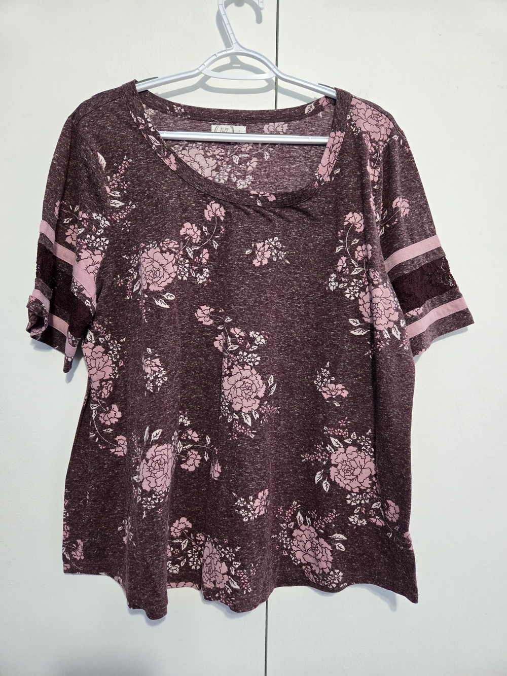 Maurices 24/7 Floral Lace Sleeve Tee Size 1X Burgundy Pink Top